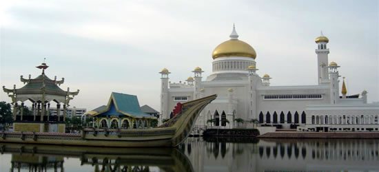 The Royal Barge in front of the Omar Ali Mosque